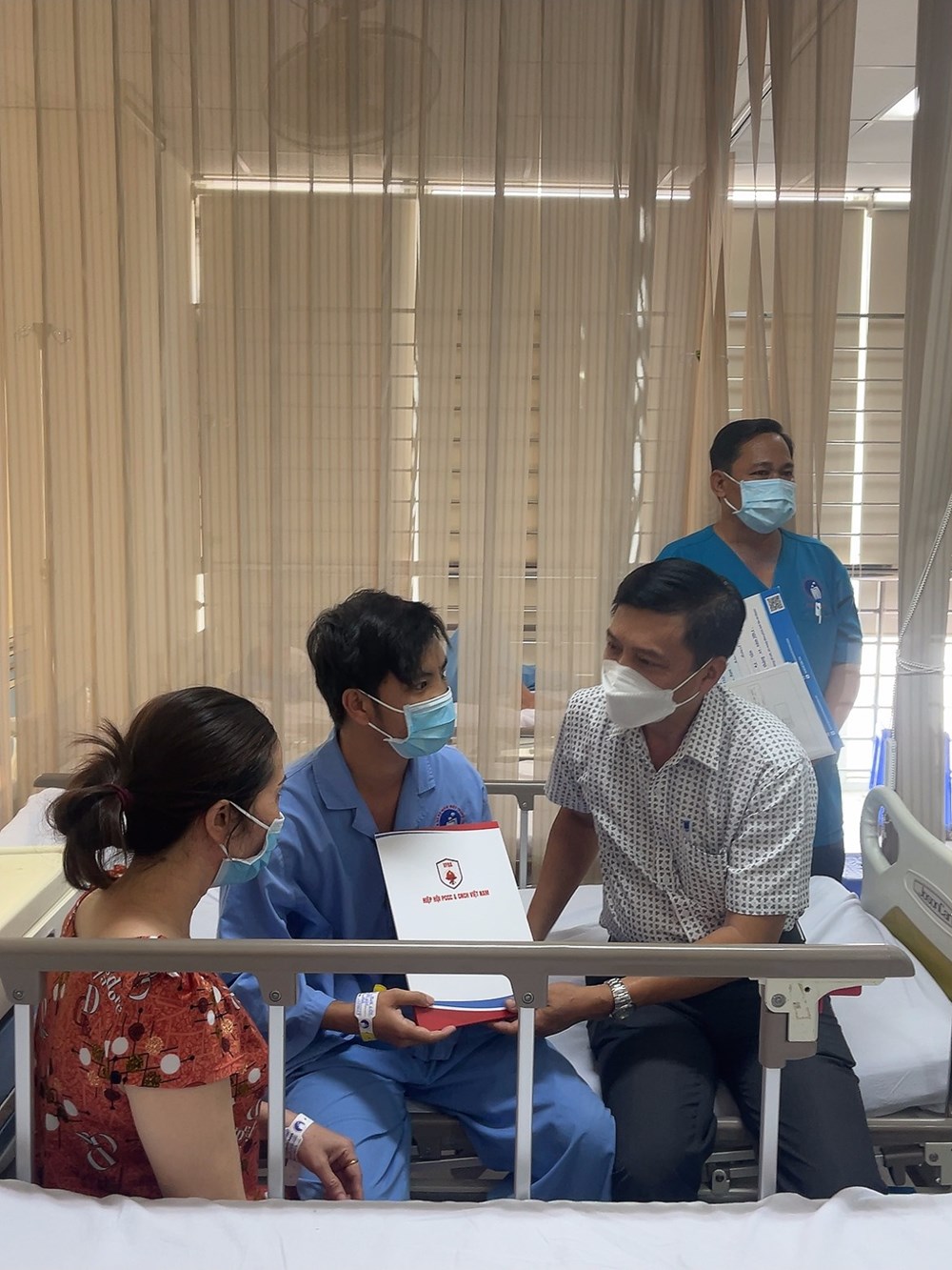 Thăm hỏi động viên gia đình 2 chiến sĩ hy sinh, bị thương vụ lật xe PCCC & CNCH tại Bình Phước - ảnh 1