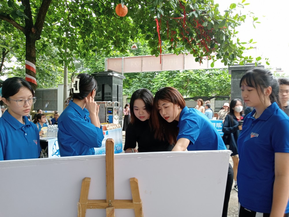 Tuổi trẻ Thủ đô tiếp sức mùa thi tốt nghiệp THPT 2024 - ảnh 6
