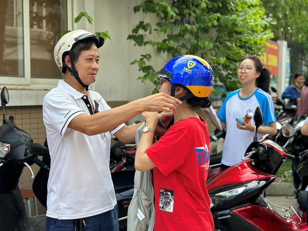 Kết thúc môn thi cuối kỳ thi tốt nghiệp THPT 2024: Nhiều sĩ tử thở phào nhẹ nhõm - ảnh 2