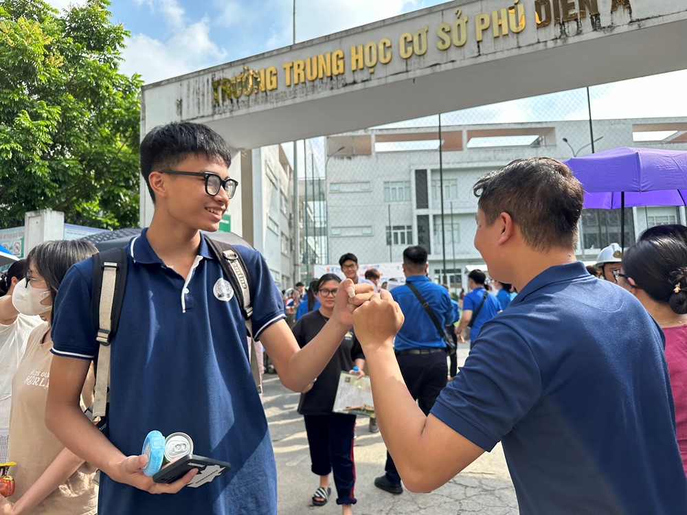 Kết thúc môn thi cuối kỳ thi tốt nghiệp THPT 2024: Nhiều sĩ tử thở phào nhẹ nhõm - ảnh 3
