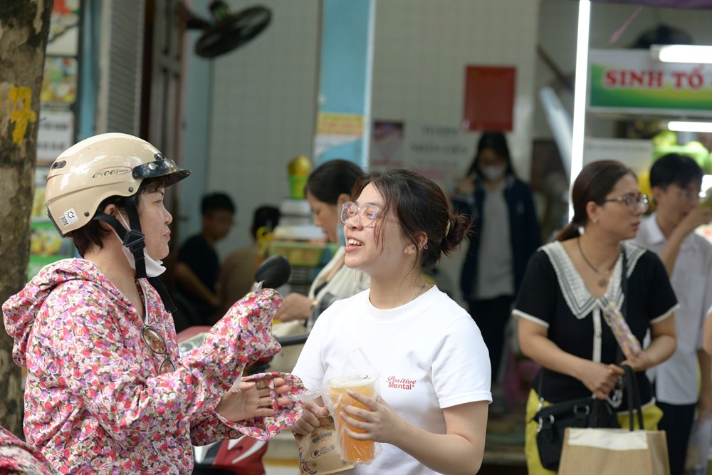 Kết thúc môn thi cuối kỳ thi tốt nghiệp THPT 2024: Nhiều sĩ tử thở phào nhẹ nhõm - ảnh 4