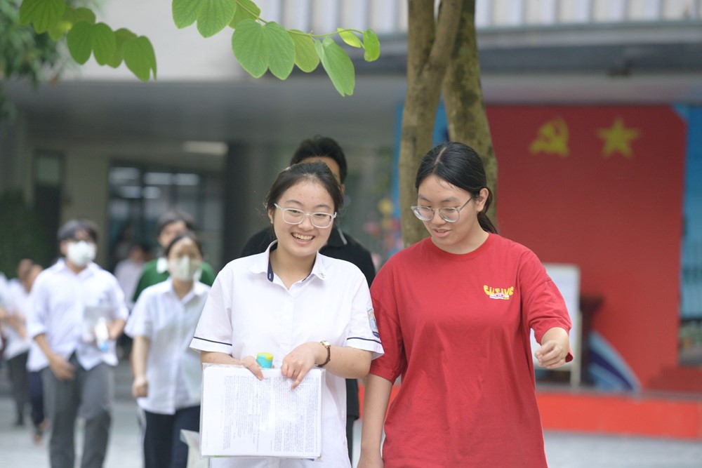 Kết thúc môn thi cuối kỳ thi tốt nghiệp THPT 2024: Nhiều sĩ tử thở phào nhẹ nhõm - ảnh 5