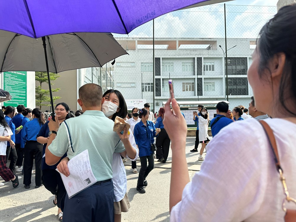 Kết thúc môn thi cuối kỳ thi tốt nghiệp THPT 2024: Nhiều sĩ tử thở phào nhẹ nhõm - ảnh 6