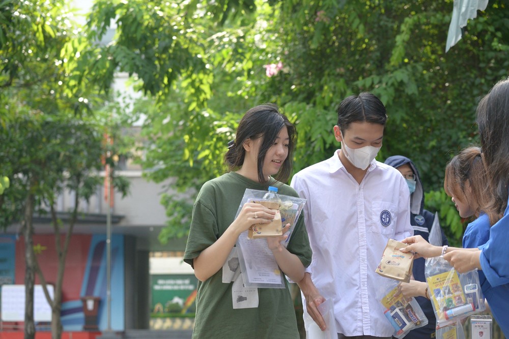 Kết thúc môn thi cuối kỳ thi tốt nghiệp THPT 2024: Nhiều sĩ tử thở phào nhẹ nhõm - ảnh 7