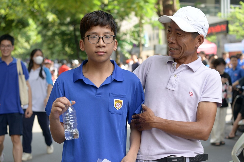 Kết thúc môn thi cuối kỳ thi tốt nghiệp THPT 2024: Nhiều sĩ tử thở phào nhẹ nhõm - ảnh 8