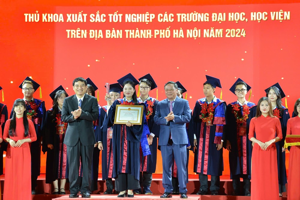 Hà Nội: Tuyên dương 100 thủ khoa xuất sắc, thu hút nhân tài để phát triển - ảnh 3