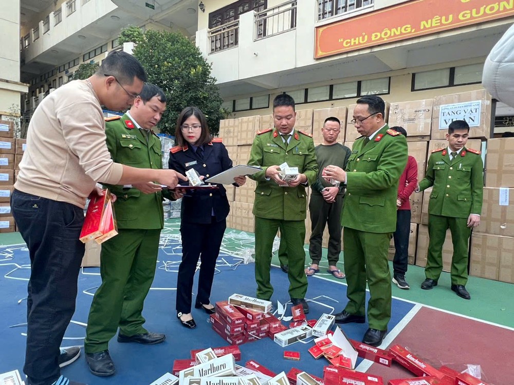 Triệt phá vụ buôn lậu thuốc lá lớn, thu giữ hơn 139.000 bao thuốc nhập lậu - ảnh 2