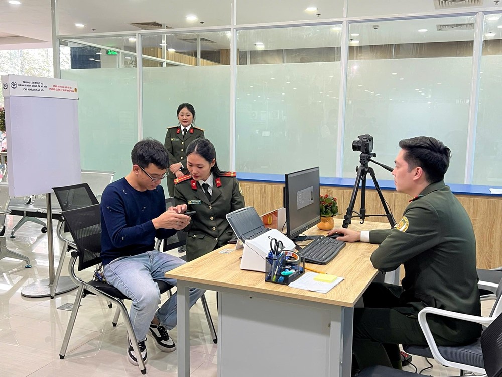 Người dân Hà Nội có thêm một điểm cấp hộ chiếu online - ảnh 1