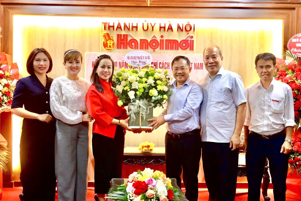 Hội LHPN Hà Nội thăm, chúc mừng nhân kỷ niệm 100 năm ngày Báo chí cách mạng Việt Nam - ảnh 2