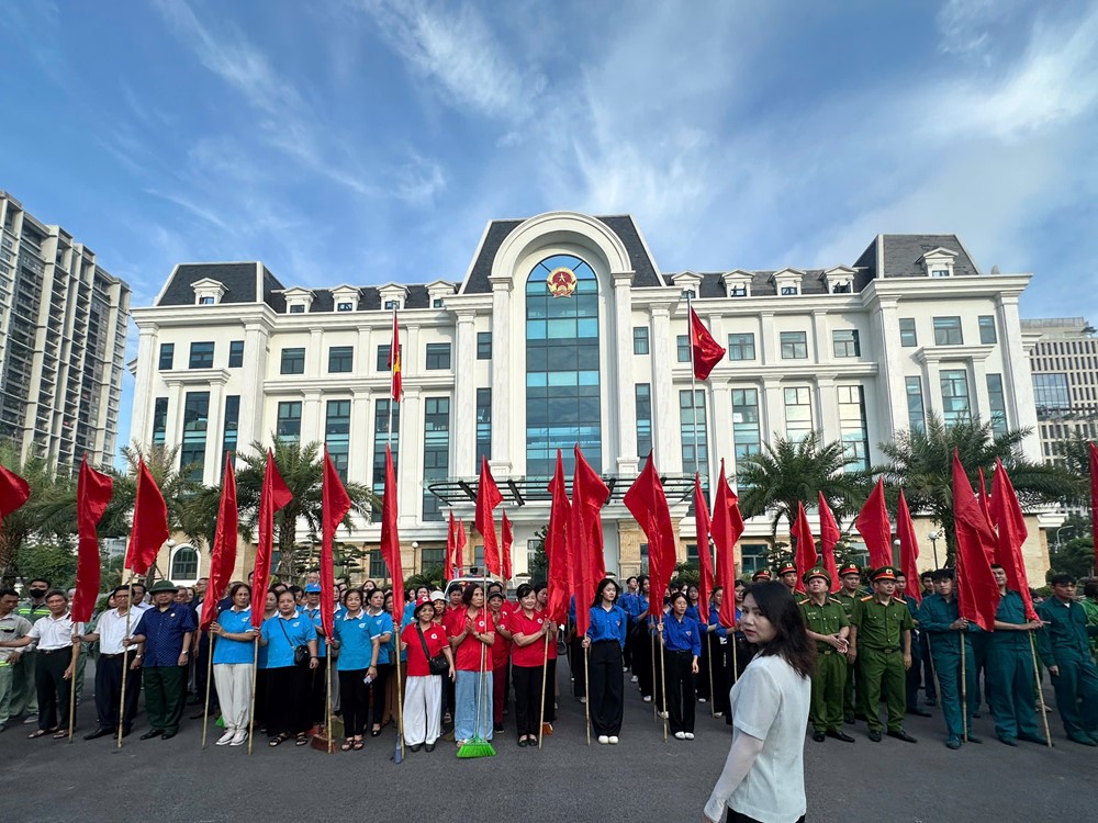 Phụ nữ phường Cầu Giấy làm nòng cốt tổng vệ sinh môi trường - ảnh 1