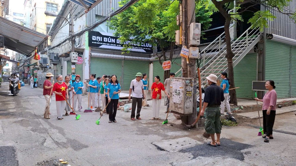 Phụ nữ phường Cầu Giấy làm nòng cốt tổng vệ sinh môi trường - ảnh 8