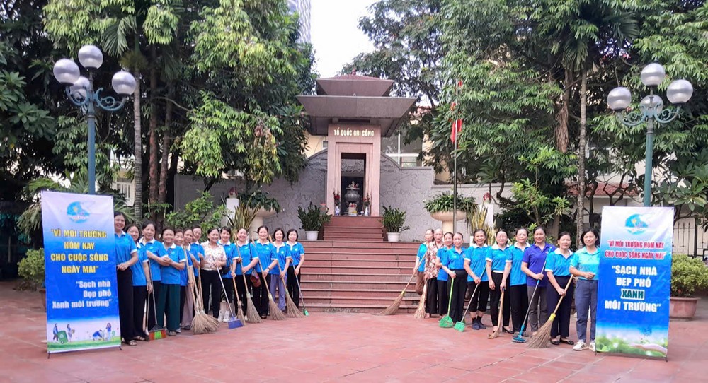 Phụ nữ phường Cầu Giấy ra quân tổng vệ sinh môi trường  - ảnh 1