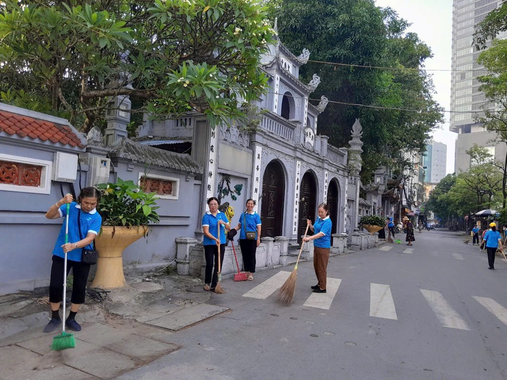 Phụ nữ phường Cầu Giấy ra quân tổng vệ sinh môi trường  - ảnh 2