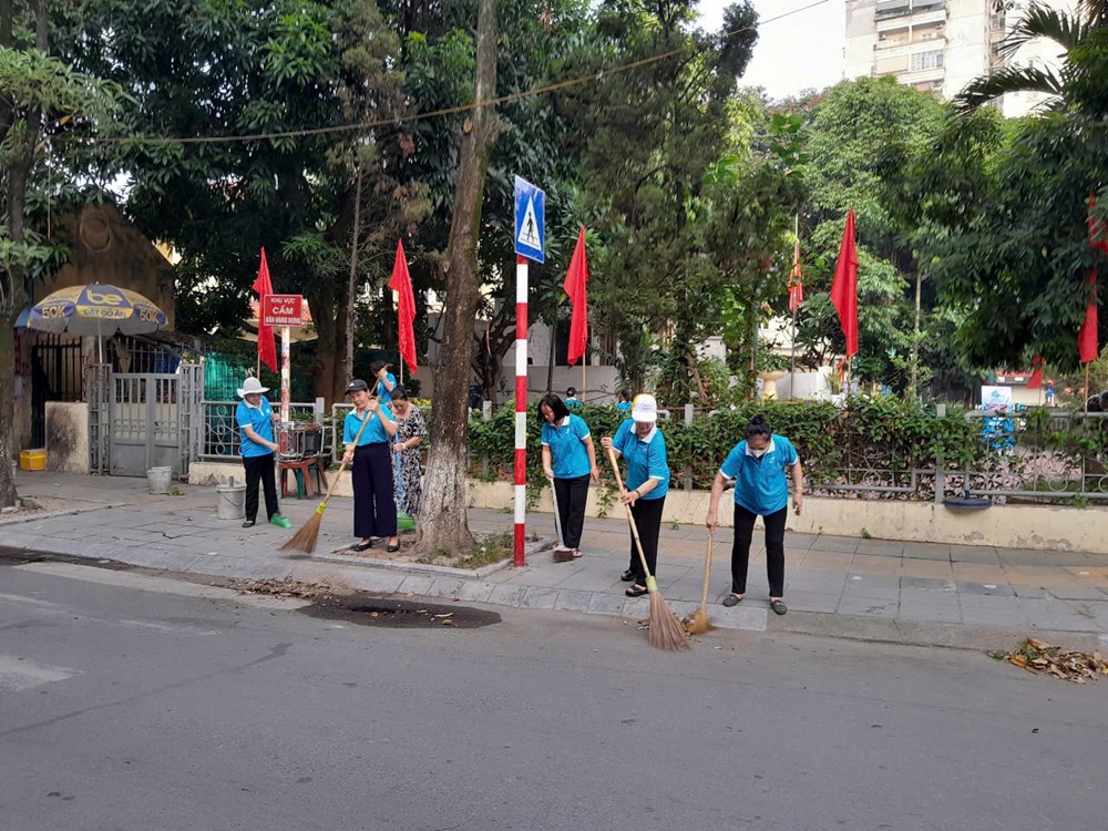 Phụ nữ phường Cầu Giấy ra quân tổng vệ sinh môi trường  - ảnh 3