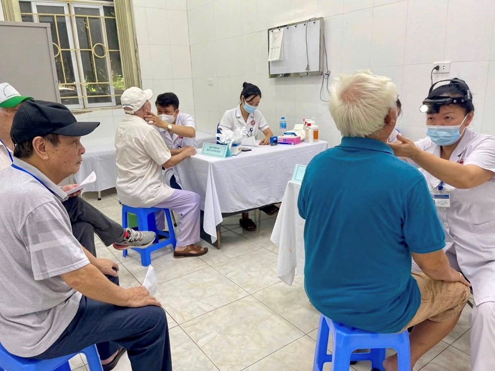 Phường Cầu Giấy khám sức khỏe miễn phí cho đối tượng chính sách nhân kỷ niệm 78 năm ngày Thương binh Liệt sĩ - ảnh 3