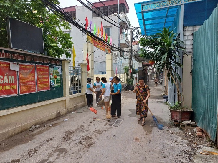 Phụ nữ Đại Mỗ tích cực ra quân tổng vệ sinh môi trường chào mừng phường mới  - ảnh 1