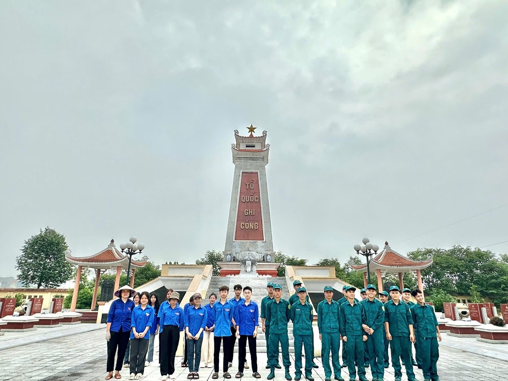 Tuổi trẻ xã Hồng Vân ra quân hưởng ứng phong trào “Ngày cuối tuần xanh”  - ảnh 1