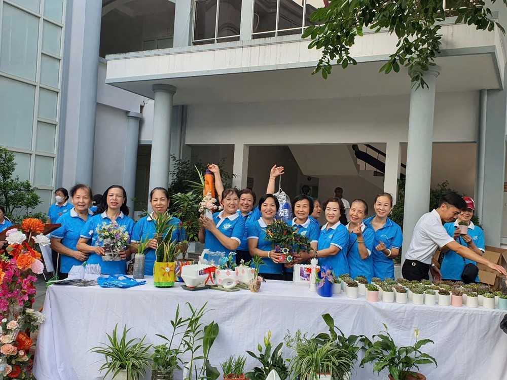 Phụ nữ, thanh niên và cựu chiến binh phường Nghĩa Đô ra quân Ngày cuối tuần xanh - ảnh 9