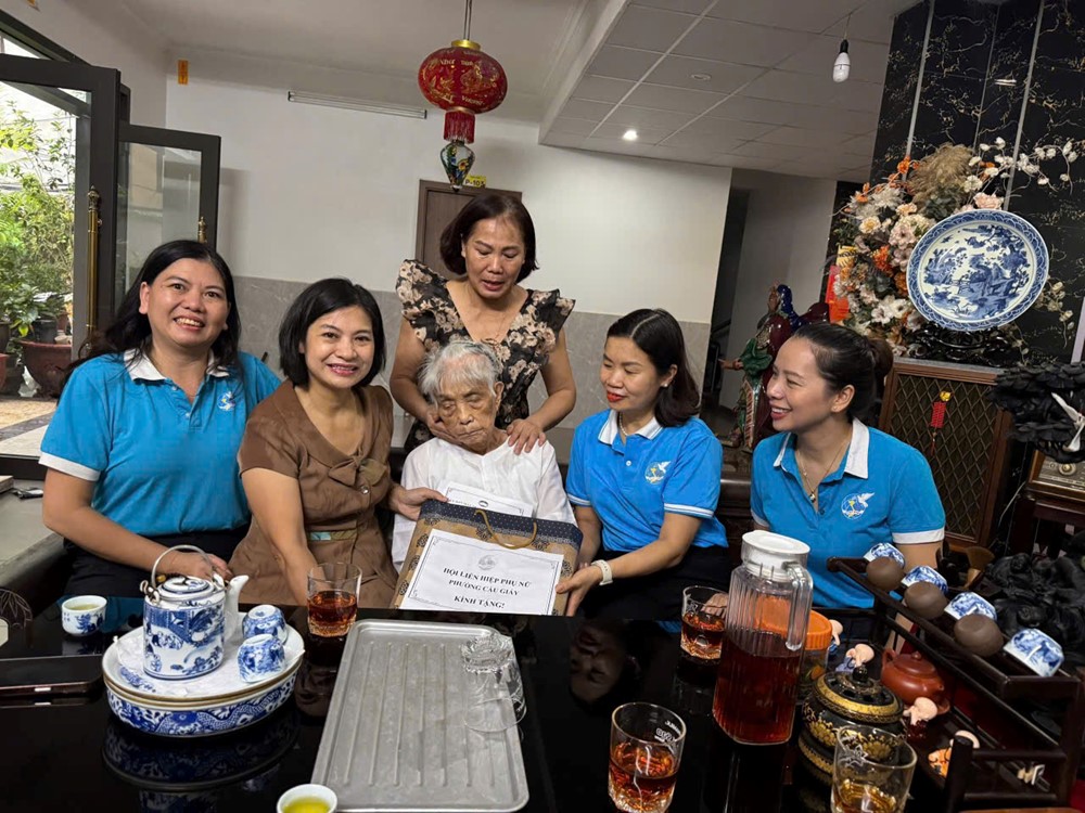 Hội LHPN phường Cầu Giấy thăm hỏi, tặng quà các gia đình chính sách  - ảnh 1