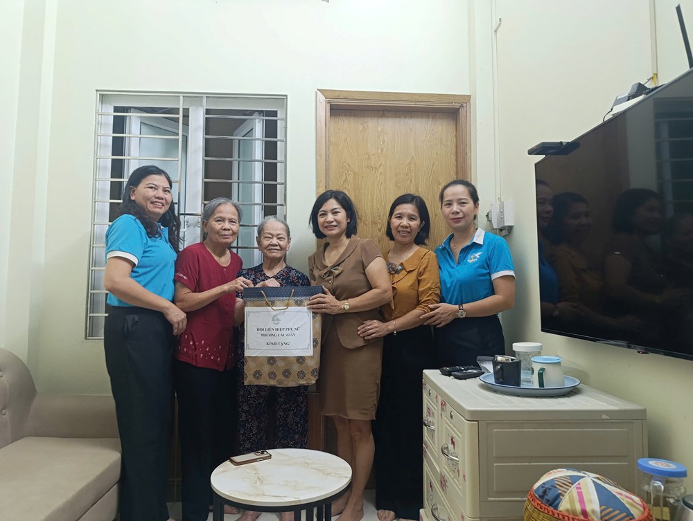 Hội LHPN phường Cầu Giấy thăm hỏi, tặng quà các gia đình chính sách  - ảnh 2