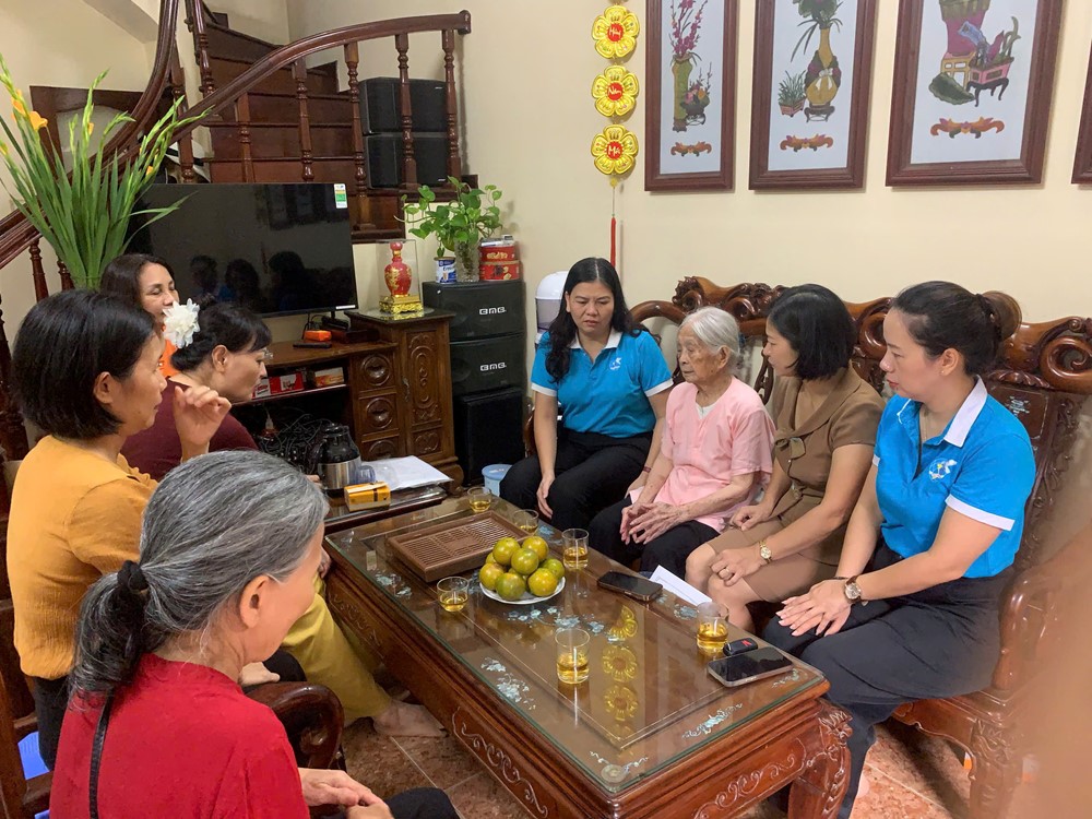Hội LHPN phường Cầu Giấy thăm hỏi, tặng quà các gia đình chính sách  - ảnh 3
