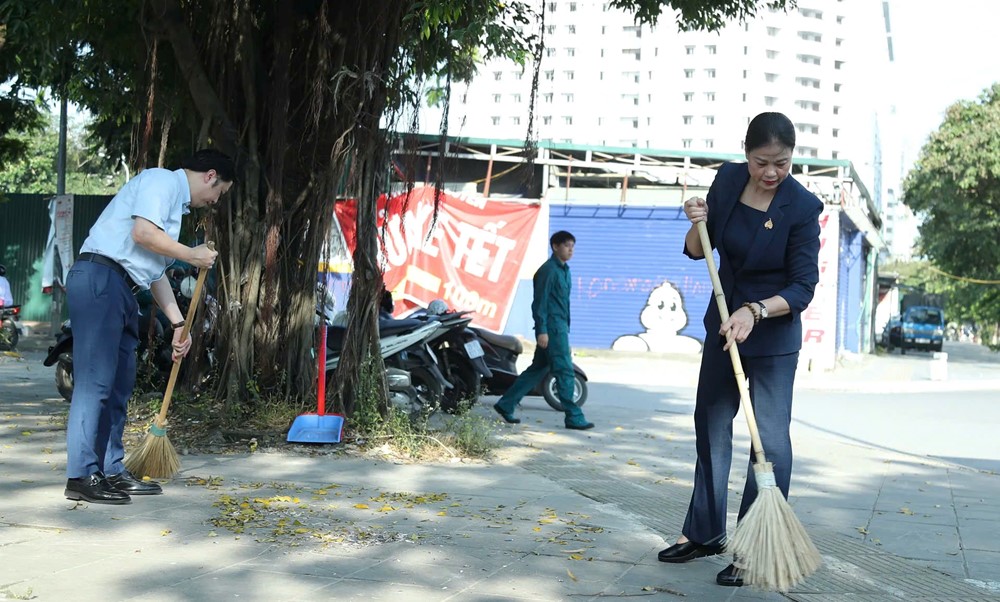 Phường Cầu Giấy ra quân tổng vệ sinh môi trường - ảnh 4