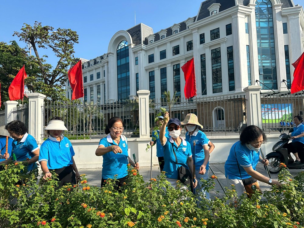 Phường Cầu Giấy ra quân tổng vệ sinh môi trường - ảnh 6