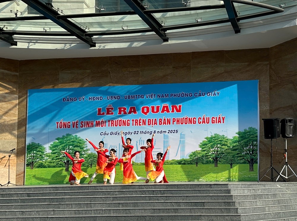 Phường Cầu Giấy ra quân tổng vệ sinh môi trường - ảnh 1