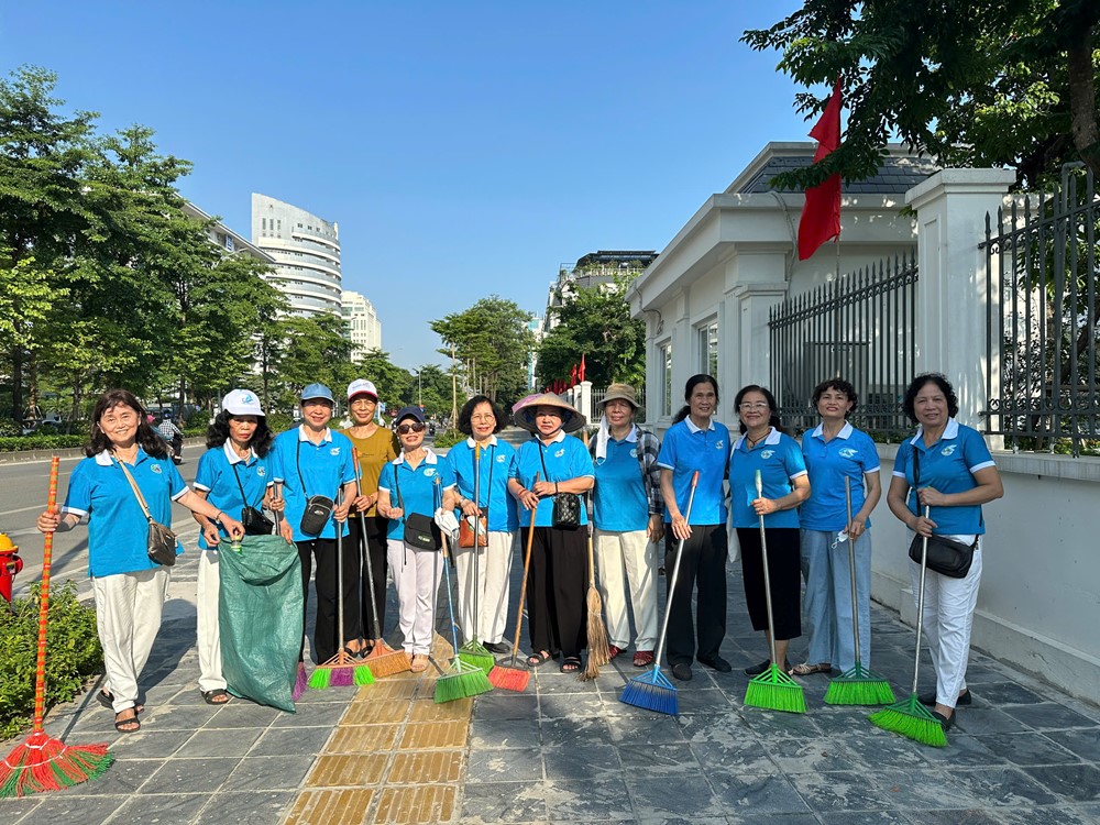 Phường Cầu Giấy ra quân tổng vệ sinh môi trường - ảnh 7