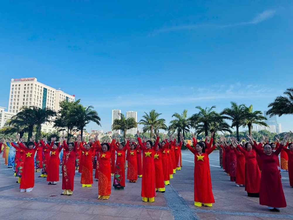 Hội LHPN phường Đại Mỗ đồng diễn dân vũ chào mừng Đại hội Đảng bộ phường - ảnh 1