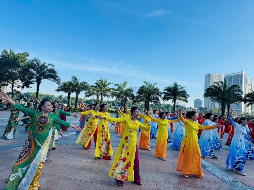 Hội LHPN phường Đại Mỗ đồng diễn dân vũ chào mừng Đại hội Đảng bộ phường - ảnh 3
