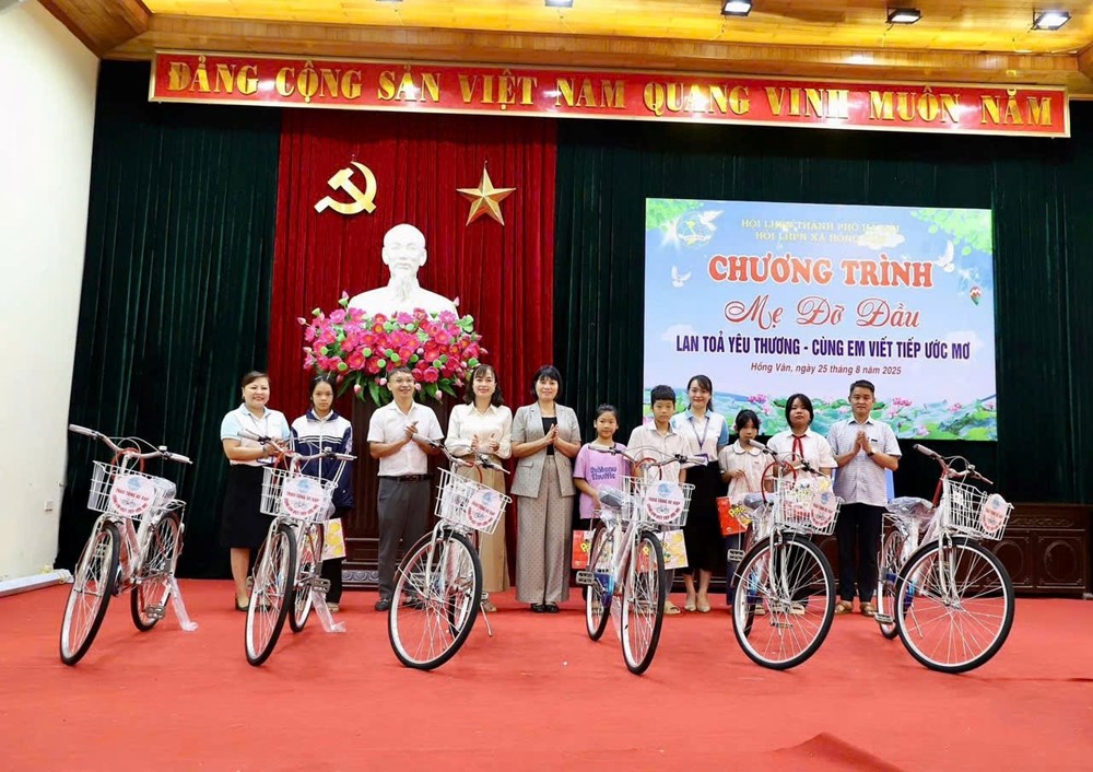  Hội LHPN xã Hồng Vân tổ chức chương trình “Mẹ đỡ đầu”, trao tặng xe đạp “Cùng em tới trường”  - ảnh 4