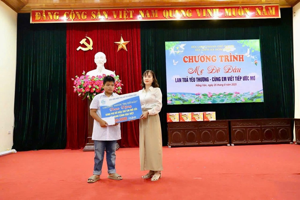 Hội LHPN xã Hồng Vân tổ chức chương trình “Mẹ đỡ đầu”, trao tặng xe đạp “Cùng em tới trường”  - ảnh 2