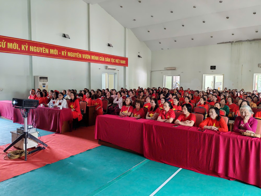 Hội LHPN phường Nghĩa Đô tổ chức xem phim lịch sử, tặng quà cho hội viên khó khăn - ảnh 1