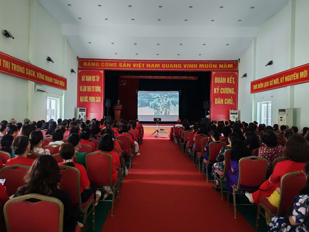 Hội LHPN phường Nghĩa Đô tổ chức xem phim lịch sử, tặng quà cho hội viên khó khăn - ảnh 2