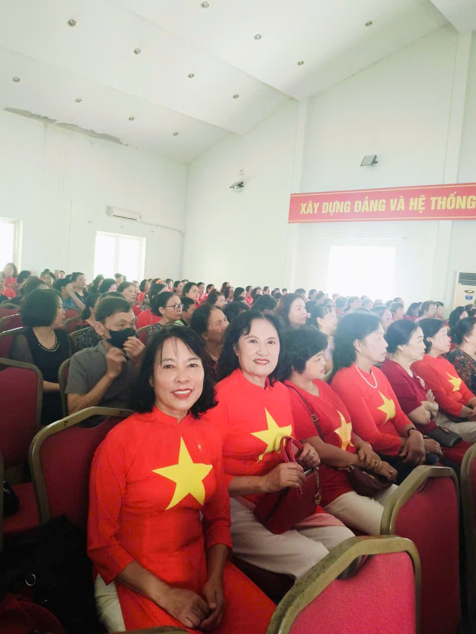 Hội LHPN phường Nghĩa Đô tổ chức xem phim lịch sử, tặng quà cho hội viên khó khăn - ảnh 3