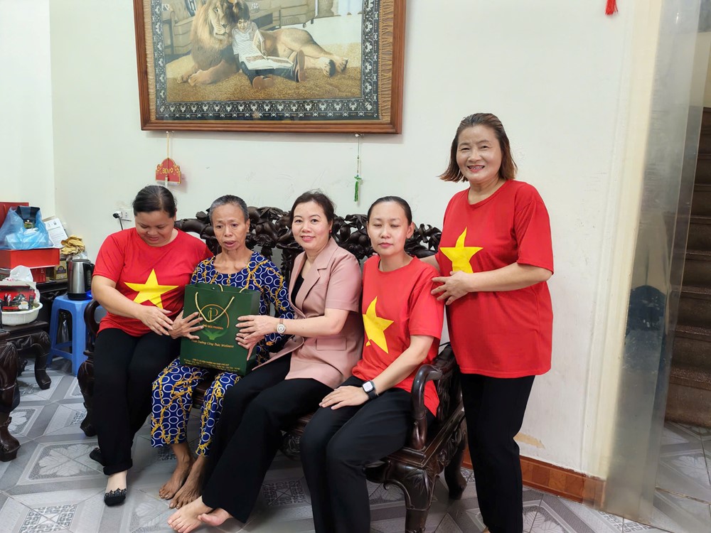 Hội LHPN phường Nghĩa Đô tổ chức xem phim lịch sử, tặng quà cho hội viên khó khăn - ảnh 6