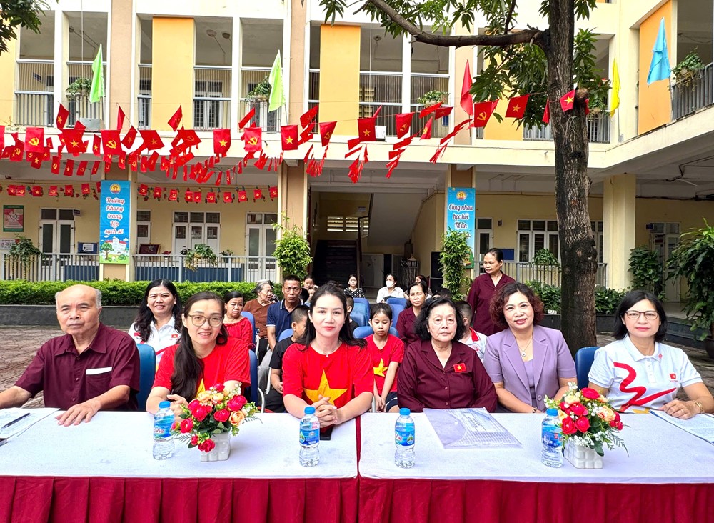 Hội LHPN phường Cầu Giấy: Đồng diễn dân vũ và trao quà Mẹ đỡ đầu - ảnh 2