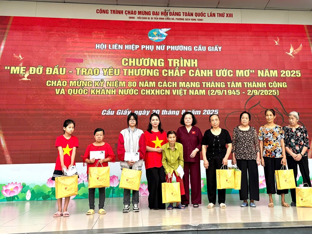 Hội LHPN phường Cầu Giấy: Đồng diễn dân vũ và trao quà Mẹ đỡ đầu - ảnh 8