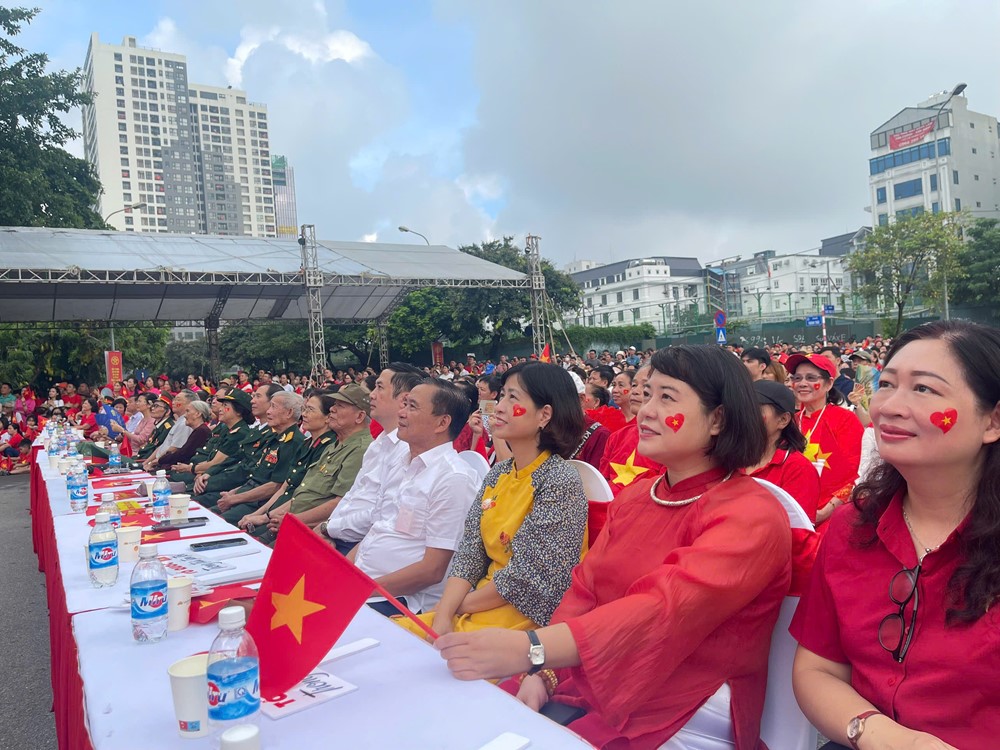 Người dân Cầu Giấy hào hứng xem A80 tại điểm cầu tiếp sóng Công viên Cầu Giấy - ảnh 1