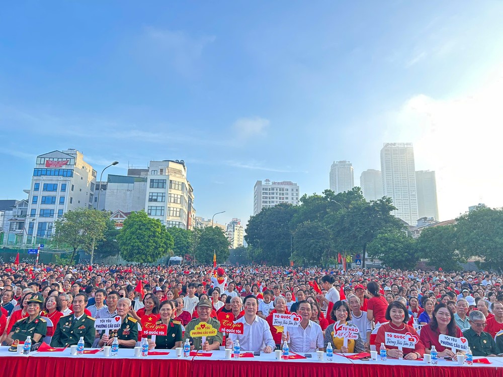 Người dân Cầu Giấy hào hứng xem A80 tại điểm cầu tiếp sóng Công viên Cầu Giấy - ảnh 3
