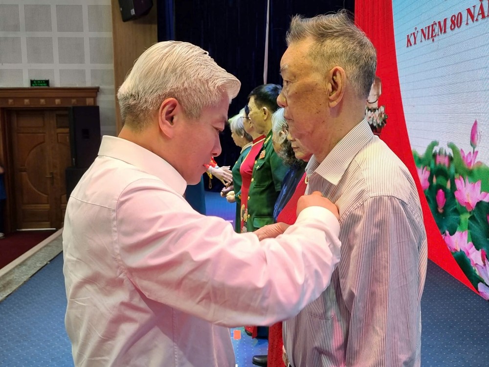 103 đảng viên phường Đại Mỗ được nhận Huy hiệu Đảng đợt 2/9/2025 - ảnh 2