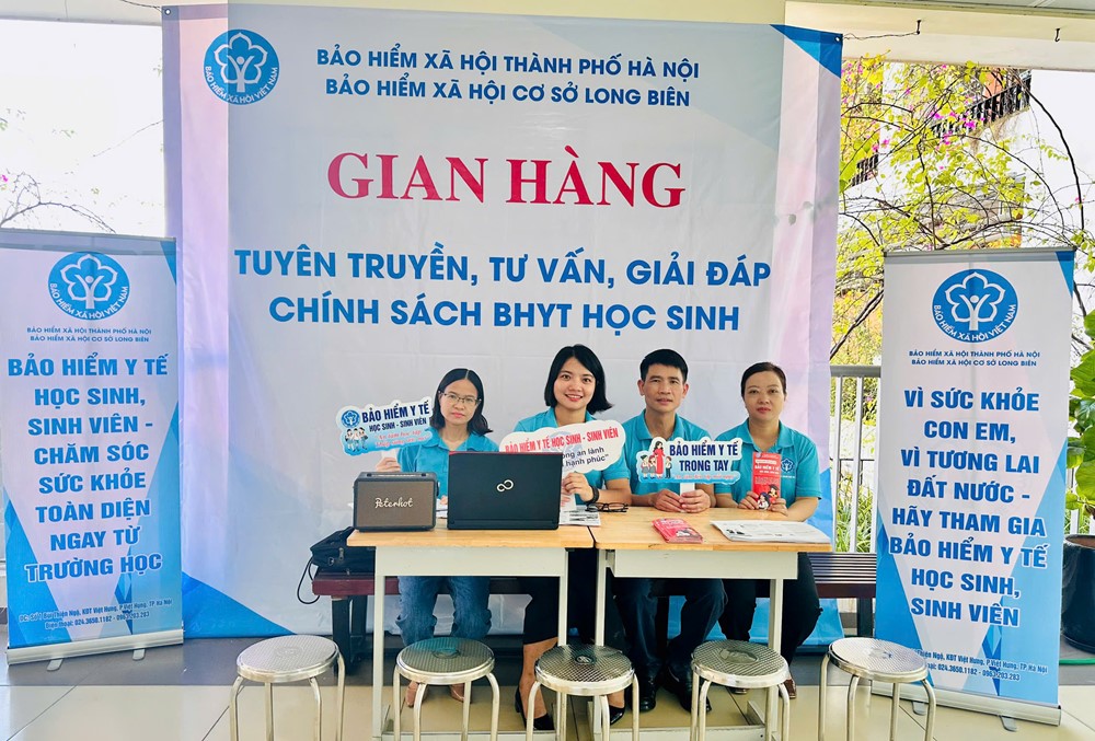 BHXH cơ sở Long Biên ra quân triển khai “Gian hàng tuyên truyền chính sách BHYT học sinh, sinh viên”  - ảnh 1