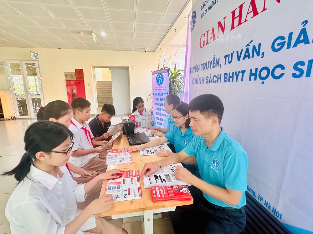 BHXH cơ sở Long Biên ra quân triển khai “Gian hàng tuyên truyền chính sách BHYT học sinh, sinh viên”  - ảnh 2