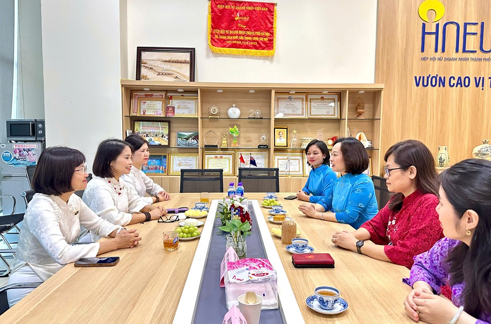 Hội LHPN Hà Nội: Chúc mừng các nữ doanh nhân nhân Ngày doanh nhân Việt Nam - ảnh 2