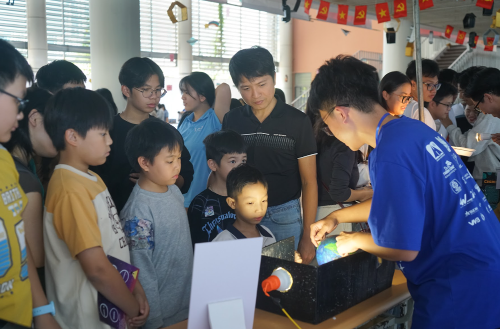 Triển lãm thiên văn nhiệm mầu của học sinh trường Hà Nội - Amsterdam  - ảnh 3