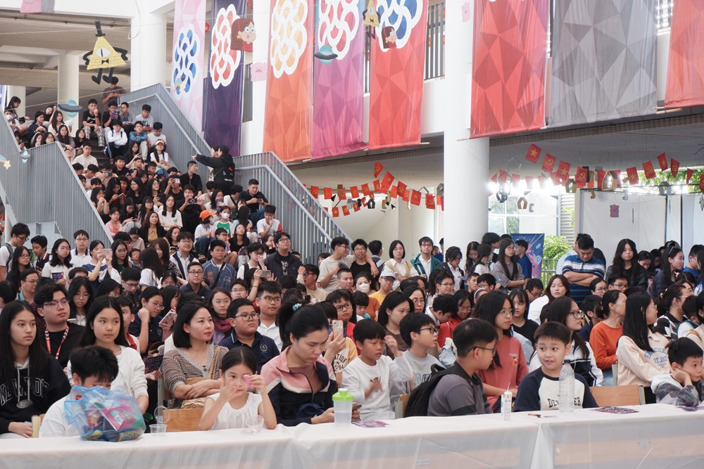 Triển lãm thiên văn nhiệm mầu của học sinh trường Hà Nội - Amsterdam  - ảnh 2