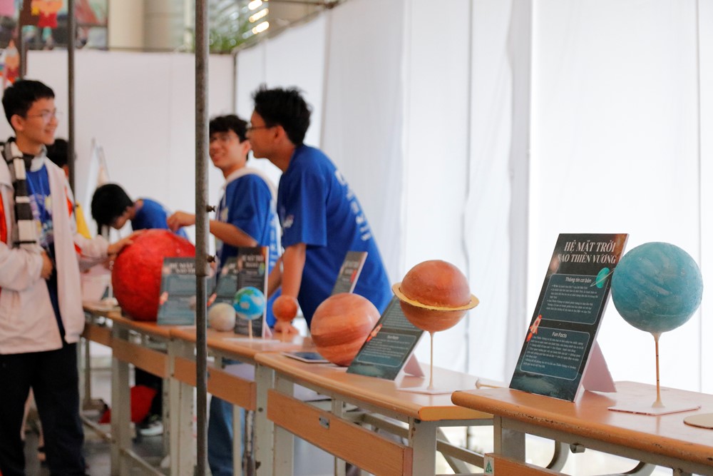 Triển lãm thiên văn nhiệm mầu của học sinh trường Hà Nội - Amsterdam  - ảnh 5