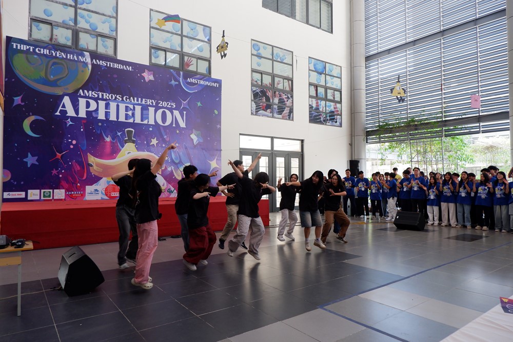 Triển lãm thiên văn nhiệm mầu của học sinh trường Hà Nội - Amsterdam  - ảnh 1