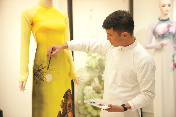NTK - Họa sĩ - Nghệ nhân Trung Đinh đem tâm hồn, bản sắc văn hóa dân tộc vào áo dài lụa vẽ - ảnh 1